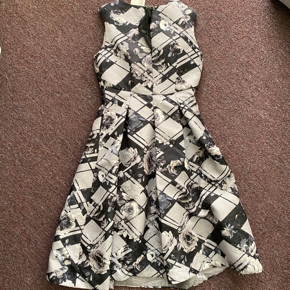 Dress - Picture 5 of 7